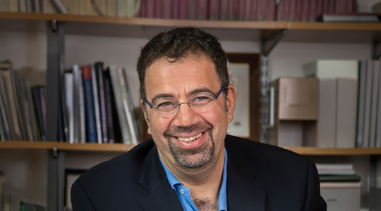 NEWS.ro: Conferinţa The Economist - Daron Acemoglu: Problema definitorie pe care o avem astăzi o reprezintă criza democraţiei liberale / Momentul de turnură care cred că este la baza problemelor democraţiei liberale îl reprezintă începutul tehnologiilor digitale