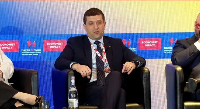 NEWS.ro: Conferinţa The Economist – Miruţă: Trebuie discutat despre cum transformarea digitală este folosită pentru a introduce fake news. Ca inginer de software, spun că singura modalitate de a lupta împotriva algoritmilor este de a folosi, de asemenea, algoritmi