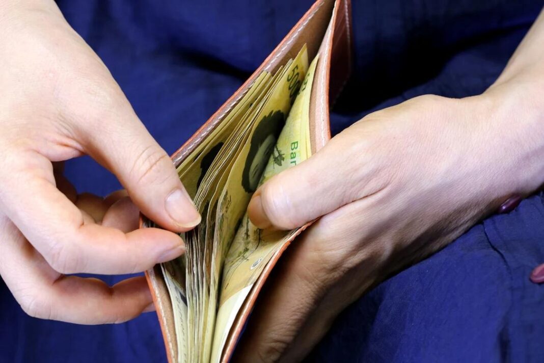 NEWS.ro: Consiliul Concurenţei monitorizează „atent” situaţia preţurilor şi modul în care se comportă comercianţii de carburanţi, în contextul situaţiei din Orientul Mijlociu: „E cea mai supravegheată piaţă din România. Suntem cu ochii pe ei şi ei ştiu asta”