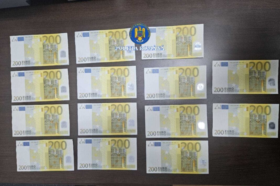 NEWS.ro: Cuplu din Brăila, reţinut pentru plasarea în circulaţie a 4000 de euro, în bancnote false. Ar fi cumpărat telefoane de ultimă generaţie cu euro contrafăcuţi