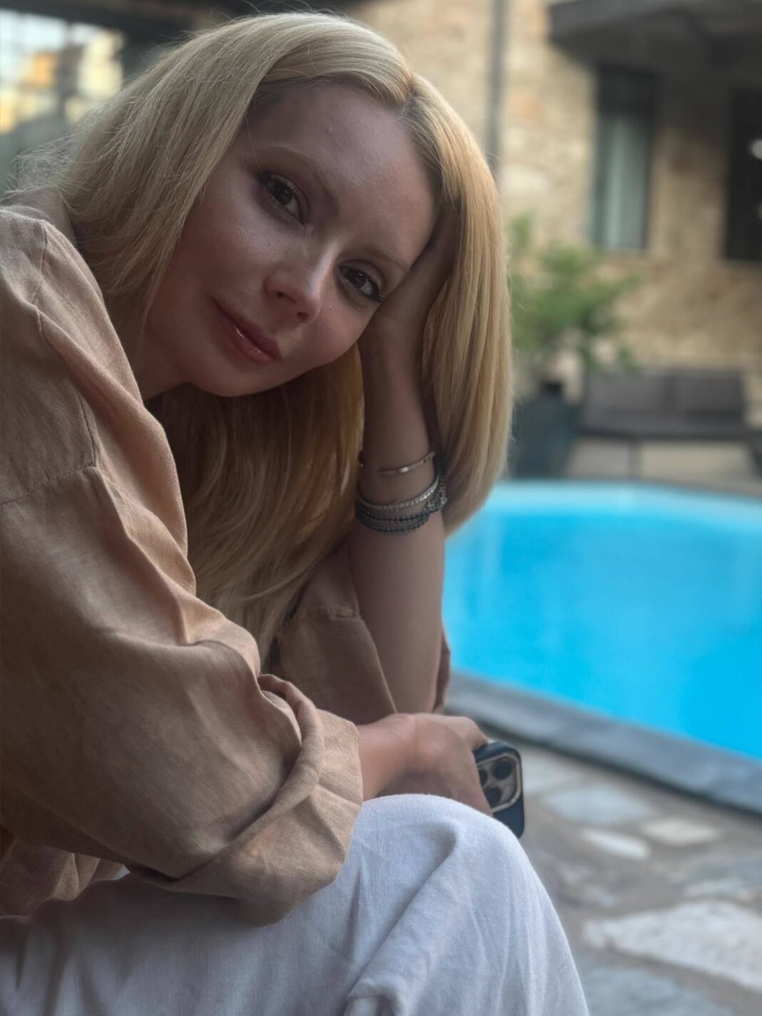 NEWS.ro: Daciana Sârbu anunţă că fiica sa a ajuns în ţară din Abu Dhabi: Aş fi putut să tac însă nu ar fi fost drept faţă de Irina/ N-o să mǎ oprească nimic, nici măcar valul de ură şi minciunile aruncate asupra mea astăzi.