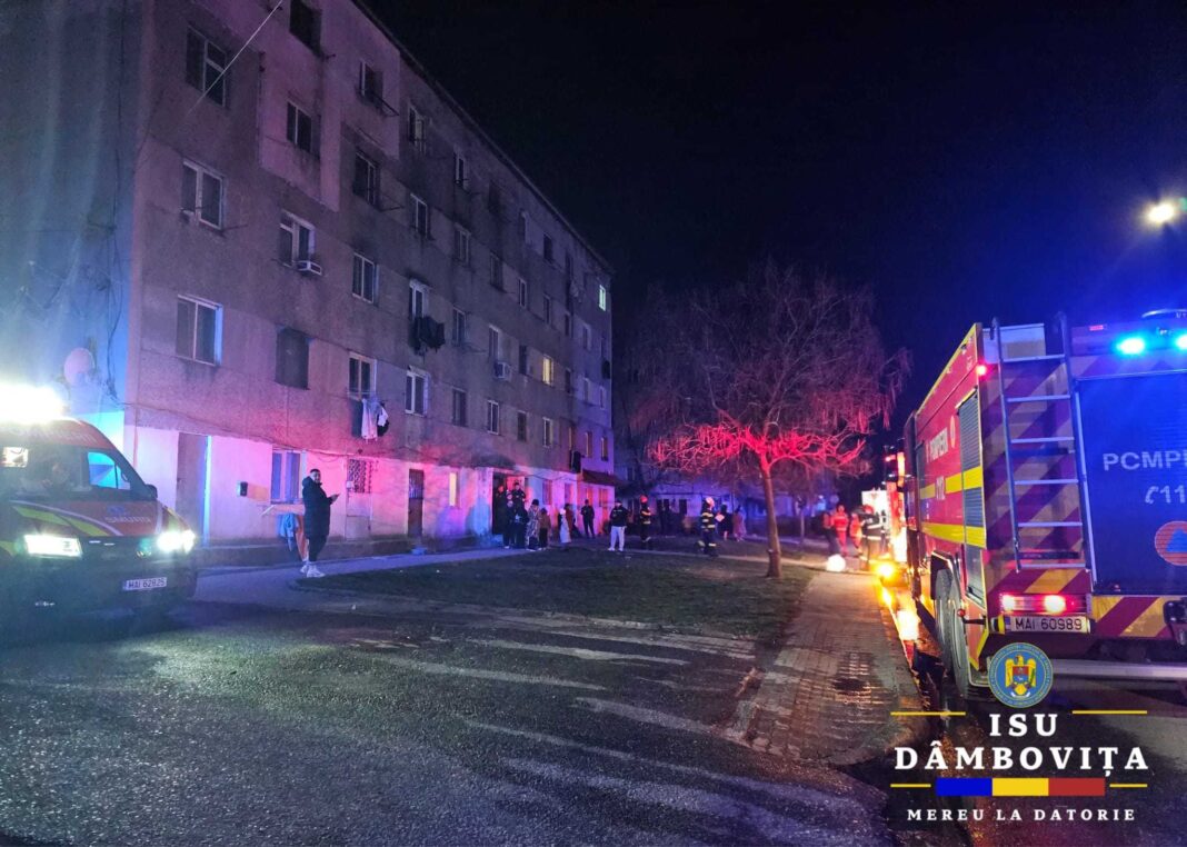 NEWS.ro: Dâmboviţa: Incendiu într-un apartament din Târgovişte/ Locatari evacuaţi/ Nouă persoane, asistate medical la faţa locului/ o femeie, transportată a spital/ Pompierii au lichidat incendiul şi intervin pentru evacuarea fumului - FOTO