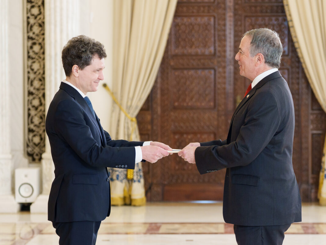 NEWS.ro: Darryl Nirenberg, noul ambasador al Statelor Unite în România, şi-a prezentat scrisorile de acreditare, la Palatul Cotroceni: Ne dorim să consolidăm relaţia noastră puternică, interesele comune şi prietenia durabilă