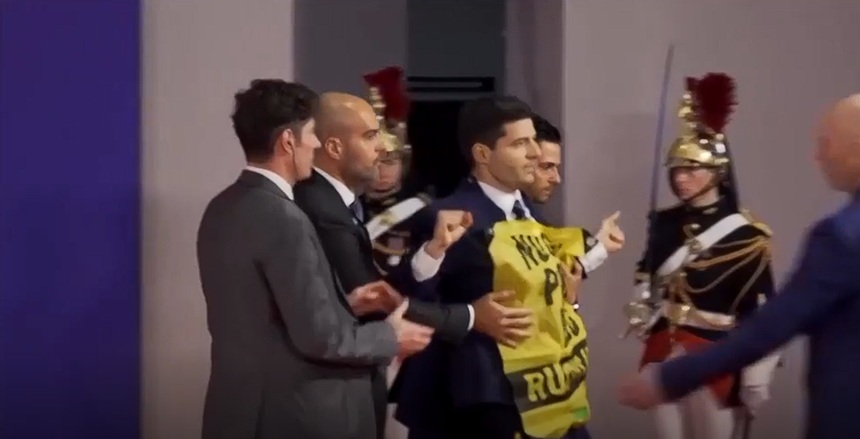 NEWS.ro: ”De ce cumpărăm uraniu din Rusia”, îl interpelează doi activişti Greenpeace  pe Macron, pe covorul roşu, în a doua zi a Summitului Nuclear de la Boulogne-Billancourt