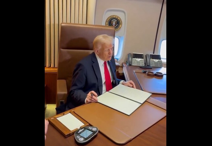 NEWS.ro: Democraţii câştigă un scrutin în circumscripţia Mar-a-Lago din Florida, bastionul lui Donald Trump. Preşedintele a votat prin corespondenţă, deşi critică această practică şi vrea să o restricţioneze