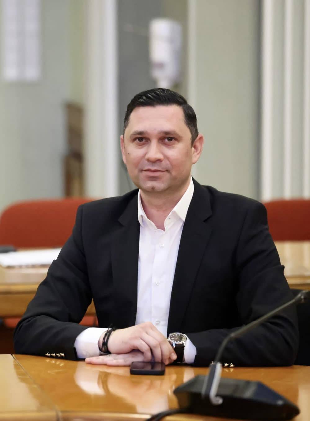 NEWS.ro: Deputatul PSD Bogdan Toader: Voi vota pentru ieşirea PSD de la guvernare în cadrul consultării interne/ Val de reacţii pe internet: ”Dacă tot ieşiţi de la guvernare, ieşiţi şi din ţară. Să nu-i uitaţi pe Ciolacu şi Grindeanu”