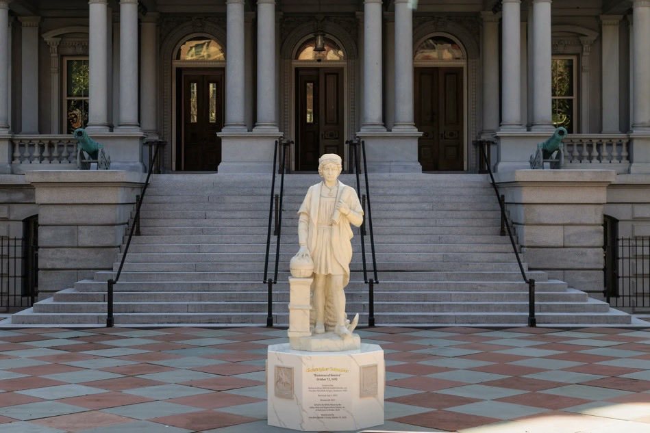 NEWS.ro: Donald Trump a amplasat o statuie a lui Cristofor Columb în apropierea Casei Albe