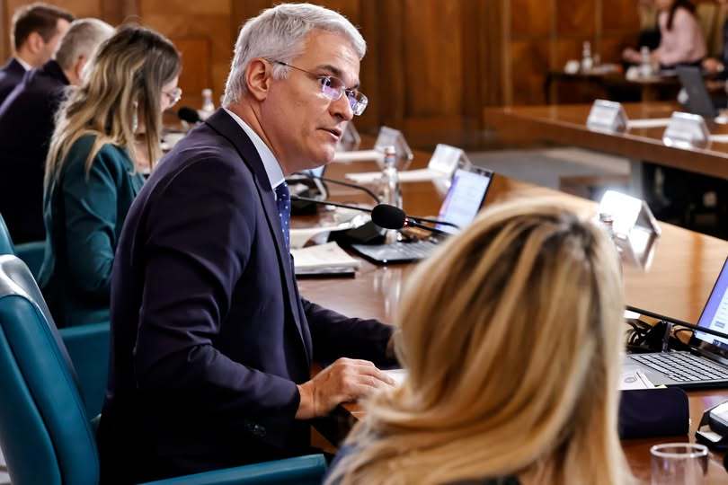 NEWS.ro: Dragoş Pîslaru, apel către PSD, la responsabilitate în ceasul al 12-lea: Nu lăsaţi „natura politică” să condamne stabilitatea României. Merită să dăm foc bugetului şi să blocăm miliarde de euro doar pentru un câştig electoral de moment?