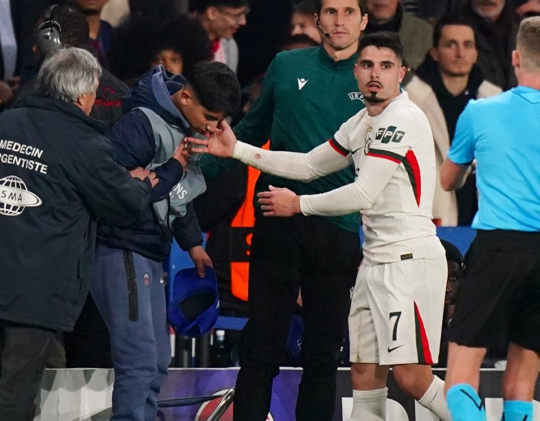 NEWS.ro: Fotbal: UEFA s-a autosesizat în cazul băiatului de mingi împins de Pedro Neto