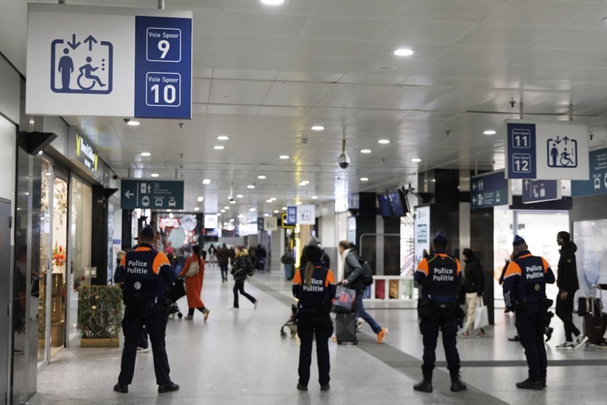 NEWS.ro: Gara Bruxelles-Midi, evacuată şi traficul trenurilor oprit, după descoperirea a două colete suspecte, unul într-un tren staţionat, altul pe un peron