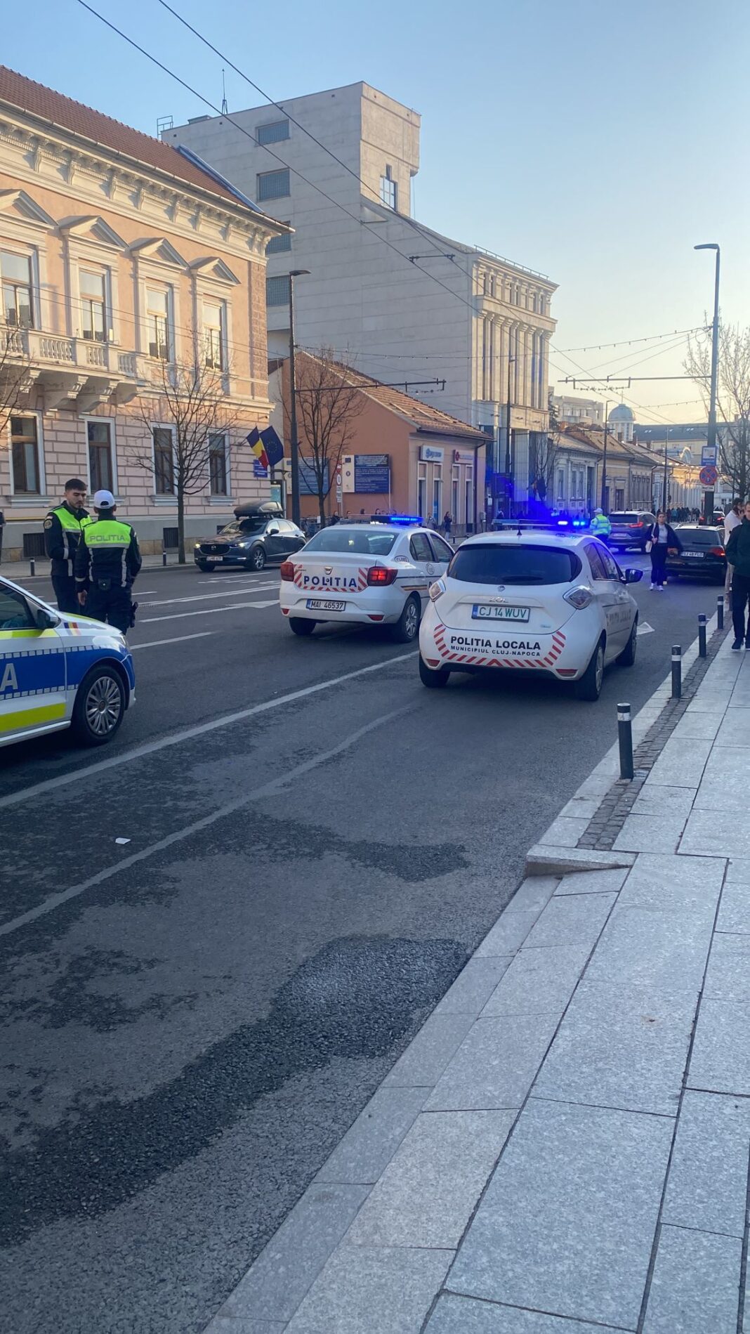 NEWS.ro: Grav accident de circulaţie în Cluj-Napoca – Un şofer nu s-a asigurat la schimbarea direcţiei şi a lovit o maşină / Autovehiculul lovit a fost proiectat pe troturar, unde a accidentat o femeie de 30 de ani / Victima a murit la spital