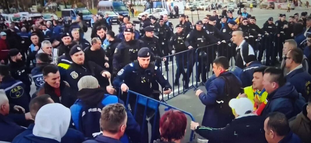 NEWS.ro: Îmbrânceli între jandarmi şi minerii care protestează în Piaţa Victoriei, după ce protestatarii au refuzat să părăsească zona şi au tras de garduri/ Forţele de ordine au folosit gaze lacrimogene/ Un bărbat are nevoie de îngrijiri medicale