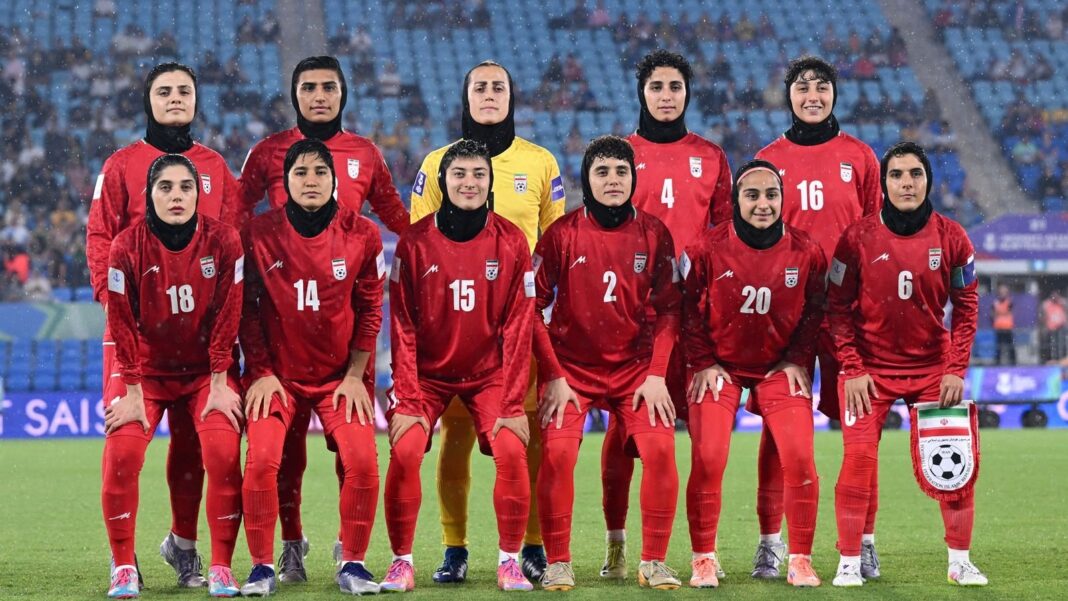 NEWS.ro: „Îmi este dor de familia mea” - Echipa de fotbal feminin a Iranului a luat un avion spre Oman