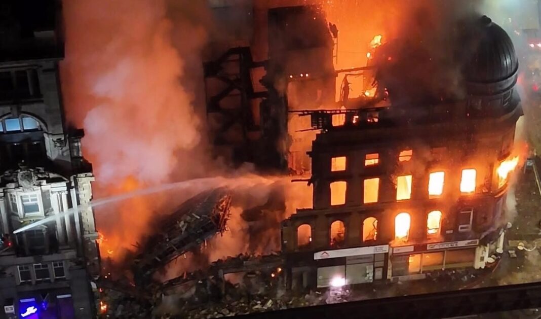 NEWS.ro: Incendiu devastator la Gara Centrală din Glasgow. O clădire s-a prăbuşit parţial - VIDEO