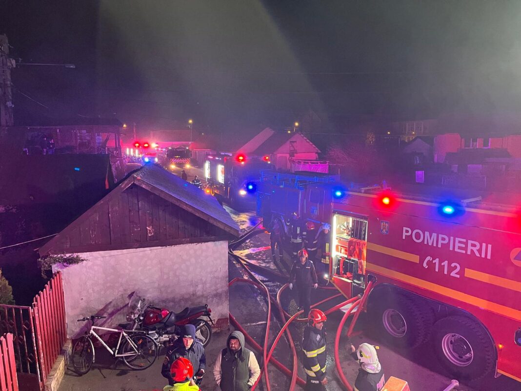 NEWS.ro: Incendiul din Turda a pornit de la o locuinţă şi s-a extins ulterior la 21 de barăci / Bărbatul transportat la spital cu suspiciune de arsuri şi intoxicaţie cu fum nu a rămas internat / Dosar penal