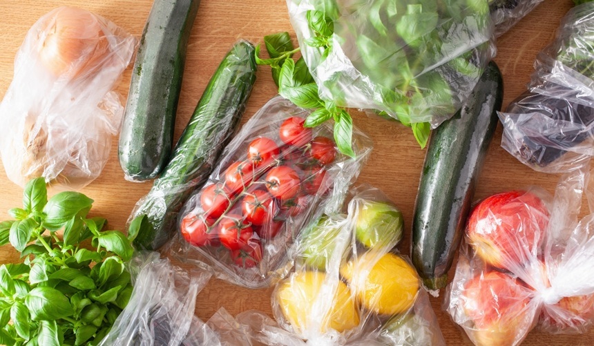 NEWS.ro: Închiderea strâmtorii Ormuz ar putea alimenta inflaţia globală prin scumpirea plasticului