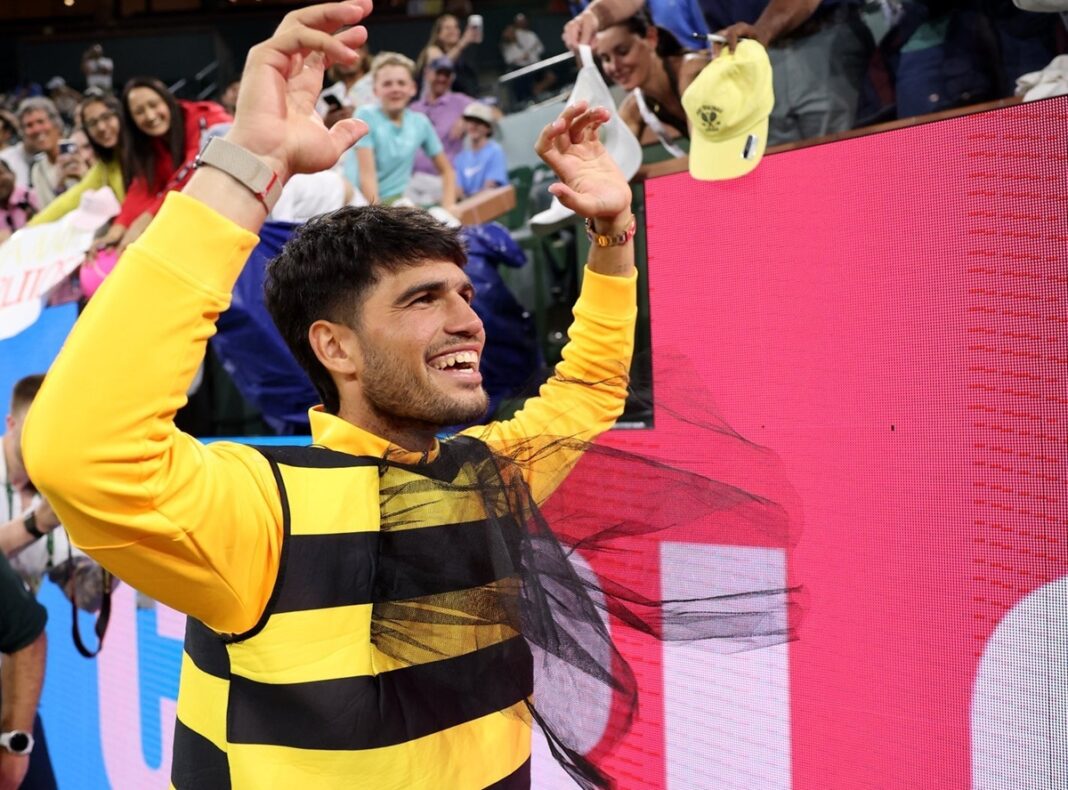 NEWS.ro: Indian Wells: Carlos Alcaraz, costumat în albină după meciul cu Norrie. 