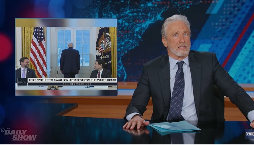 NEWS.ro: Jon Stewart l-a criticat pe Trump pentru că nu a vorbit presei despre războiul din Iran: „Bombele noastre sunt acum mai inteligente decât preşedintele nostru” - VIDEO