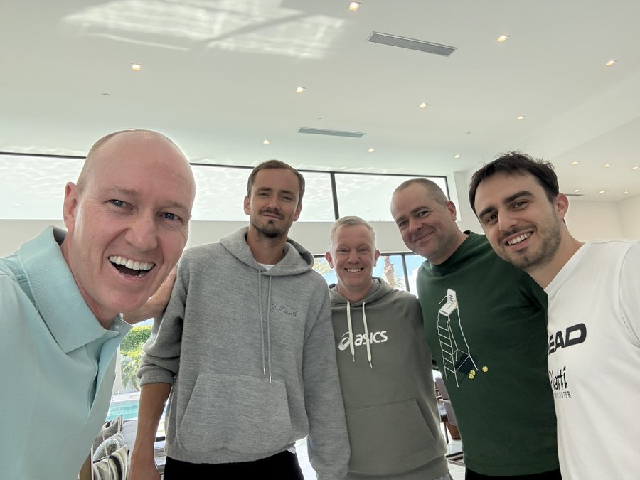 NEWS.ro: Jucătorii ruşi Daniil Medvedev, Andrei Rublev şi Kharen Haceanov au ajuns în California, după ce au fost blocaţi câteva zile în Dubai