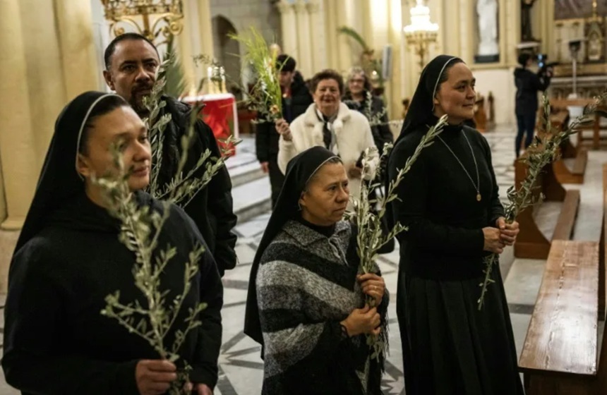 NEWS.ro: Macron ”condamnă” decizia poliţiei israeliene de a-l împiedica pe Patriarhul Latin al Ierusalimului să ţină slujbe din duminica Floriilor în Biserica Sfântului Mormânt