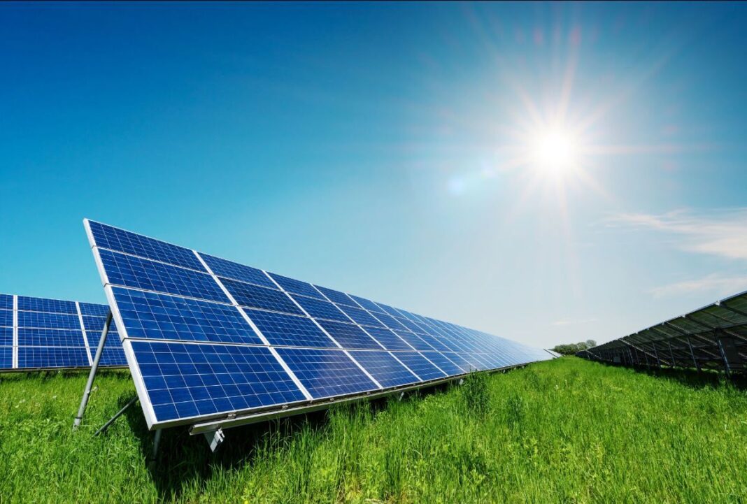 NEWS.ro: Marea Britanie impune instalarea de panouri solare şi pompe de căldură la toate locuinţele noi