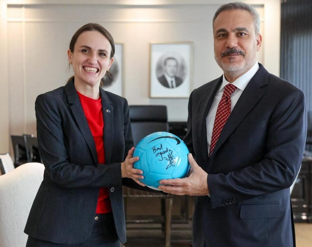 NEWS.ro: Meciul România-Turcia. Oana Ţoiu: Relaţiile dintre popoare se construiesc nu doar prin istorie, ci şi prin momentele intense din sport/ Ministrul de Externe a postat o poză în care îi oferă omologului turc o minge semnată de Gheorghe Hagi