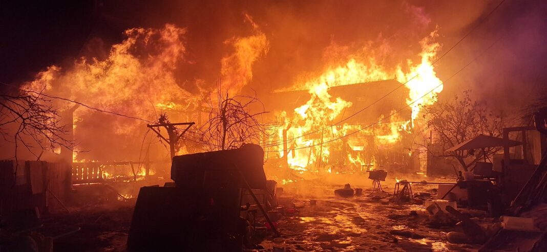 NEWS.ro: Mehedinţi: O persoană a murit carbonizată într-un incendiu izbucnit la o anexă gospodărească din Gura Văii/ Cauza probabilă a incendiului, un conductor electric defect