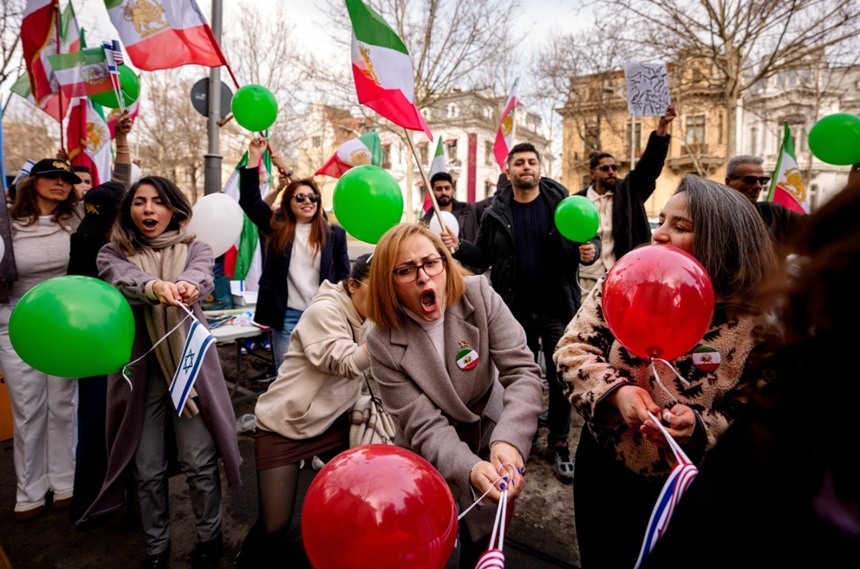 NEWS.ro: Membri ai comunităţii iraniene din România susţin într-o manifestaţie, la Bucureşti, campania lansată de SUA şi Israel împotriva regimului iranian, cu portrete ale lui Reza Pahlavi. ”Să facem Iranul măreţ din nou. Mulţumim domnului Preşedinte”
