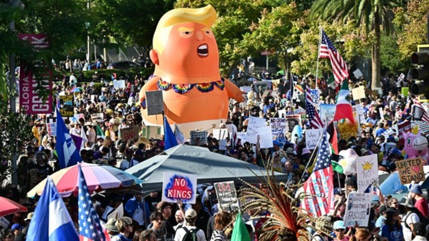 NEWS.ro: Milioane de americani, chemaţi, pentru a treia oară în decurs de un an, la peste 3.000 de manifestaţii ”No Kings” împotriva lui Trump, pentru a denunţa ”poliţia mascată care seamănă teroarea”, ”războiul catastrofal” şi abuzurile puterii