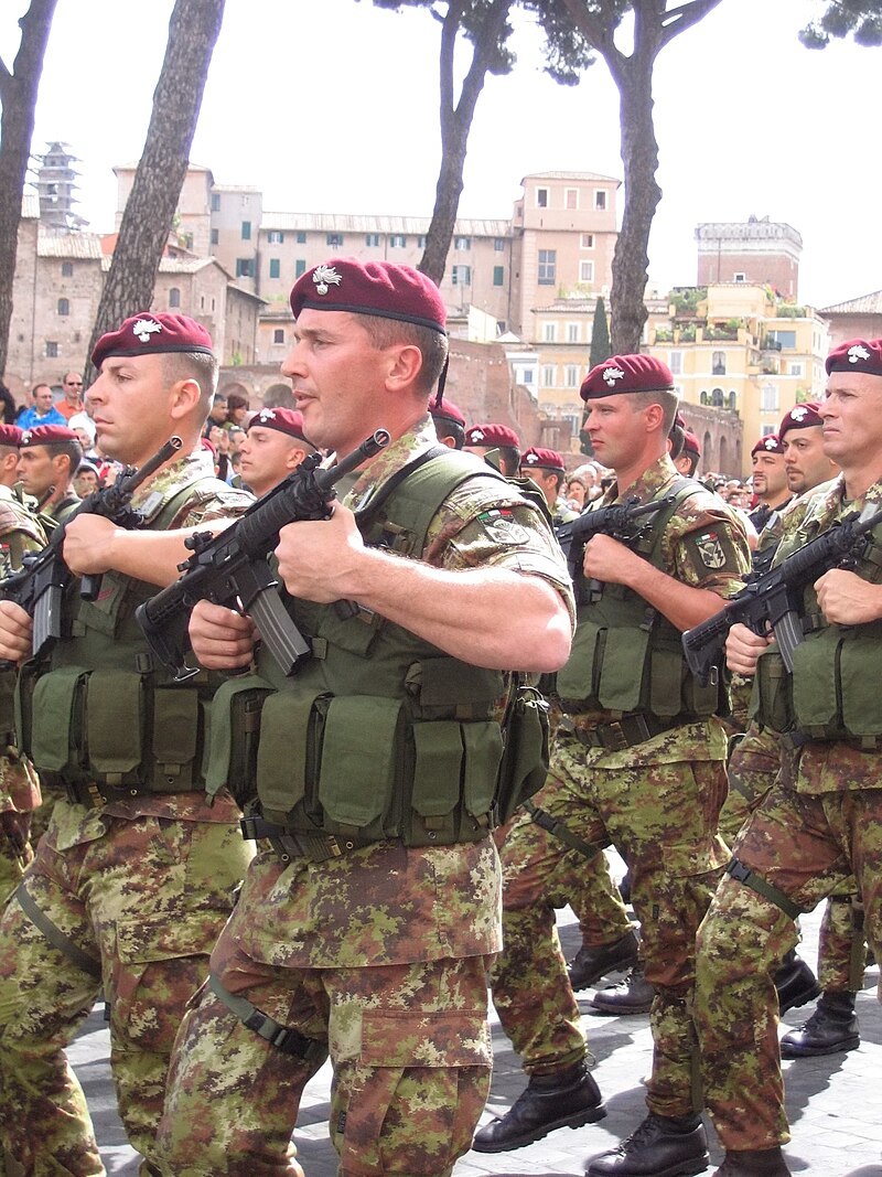 NEWS.ro: Ministrul Apărării din Italia cere industriei de armament să accelereze producţia