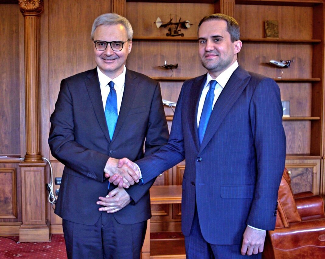 NEWS.ro: Ministrul Transporturilor, întâlnire cu Nicholas Warney, Ambasadorul Franţei în România / Discuţii privind dezvoltarea unui hub logistic bazat pe poziţia strategică a Portului Constanţa şi colaborare regională în domeniile feroviar şi aerian