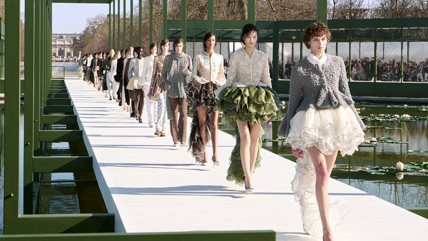 NEWS.ro: Modă feminină la Paris - Flori pentru prezentarea Dior, smochinguri la Saint Laurent - VIDEO