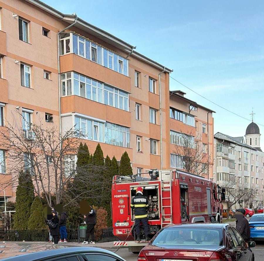 NEWS.ro: Neamţ: O femeie a murit în urma unui incendiu izbucnit în apartamentul său/ O altă femeie, intoxicată cu fum, transportată la spital/ Zeci de locatari au ieşit din imobil sau au fost evacuaţi de pompieri