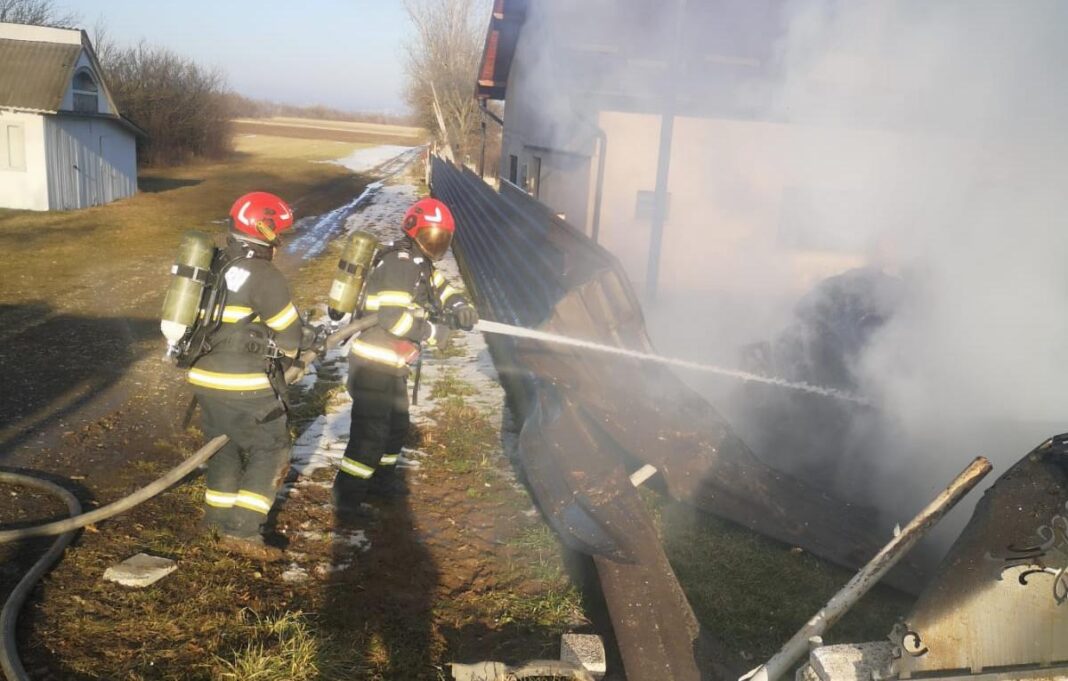 NEWS.ro: Neamţ: O maşină a luat foc după ce a intrat în gardul unei gospodării / Două femei aflate în autoturism au fost transportate la spital