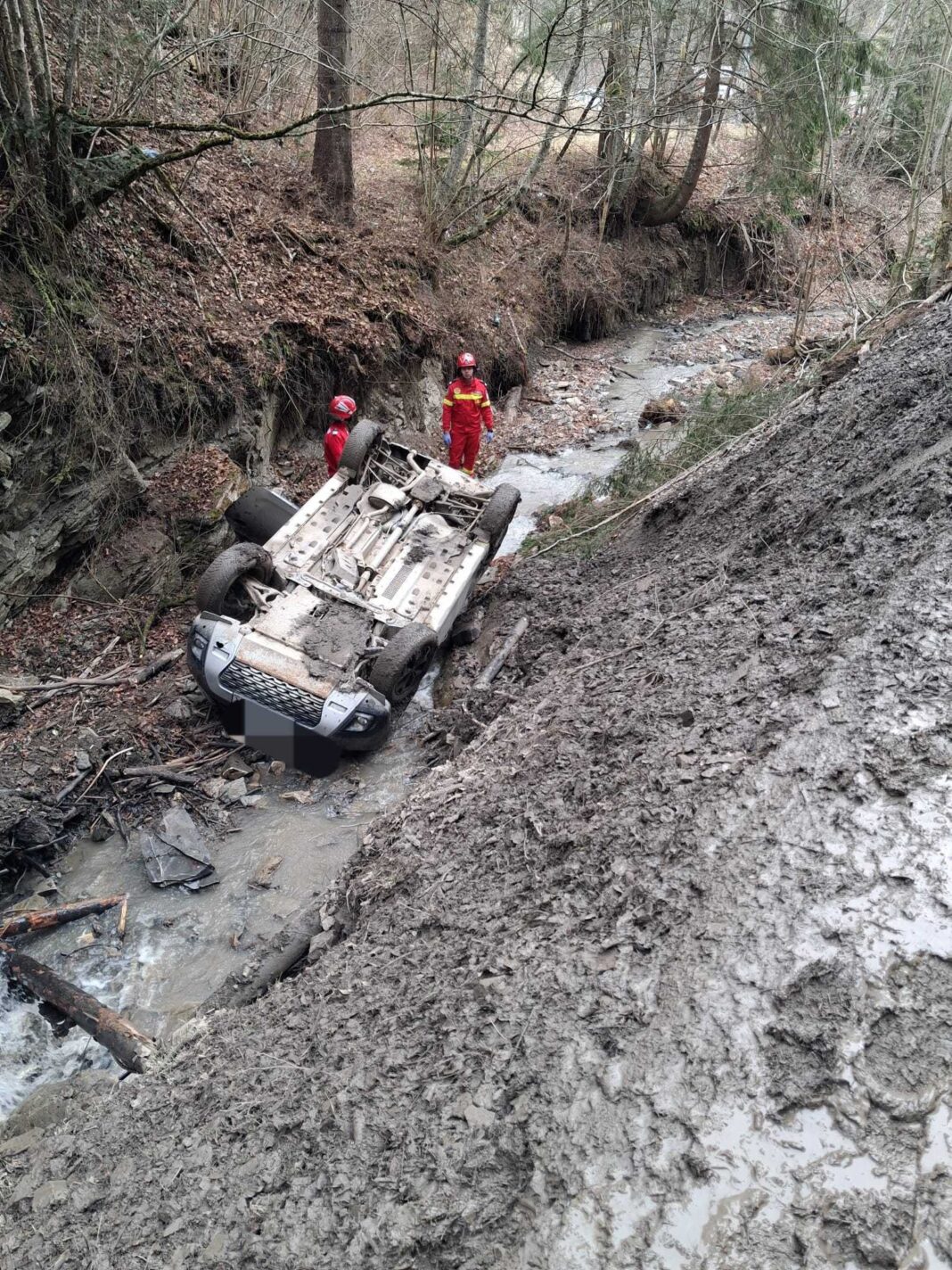 NEWS.ro: Neamţ: Un bărbat a murit, după ce maşina în care se afla a căzut într-o râpă adâncă de şapte metri - FOTO