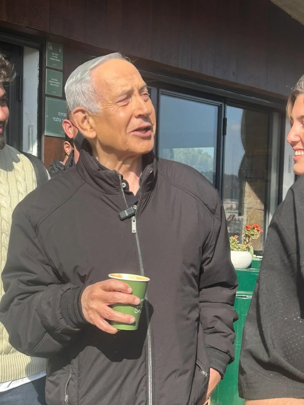 NEWS.ro: Netanyahu publică un videoclip ca răspuns la zvonurile din Iran potrivit cărora ar fi murit: „Sunt mort...după cafea” - VIDEO
