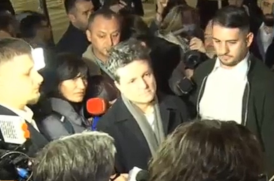 NEWS.ro: Nicuşor Dan a ieşit să vorbească cu protestatarii de la Palatul Cotroceni pe tema numirilor în Justiţie: Numirile pe care le voi semna mi le voi asuma / Eu vin din societatea civilă. Credeţi că deodată m-am cotit, aşa, ca să stau un puf?