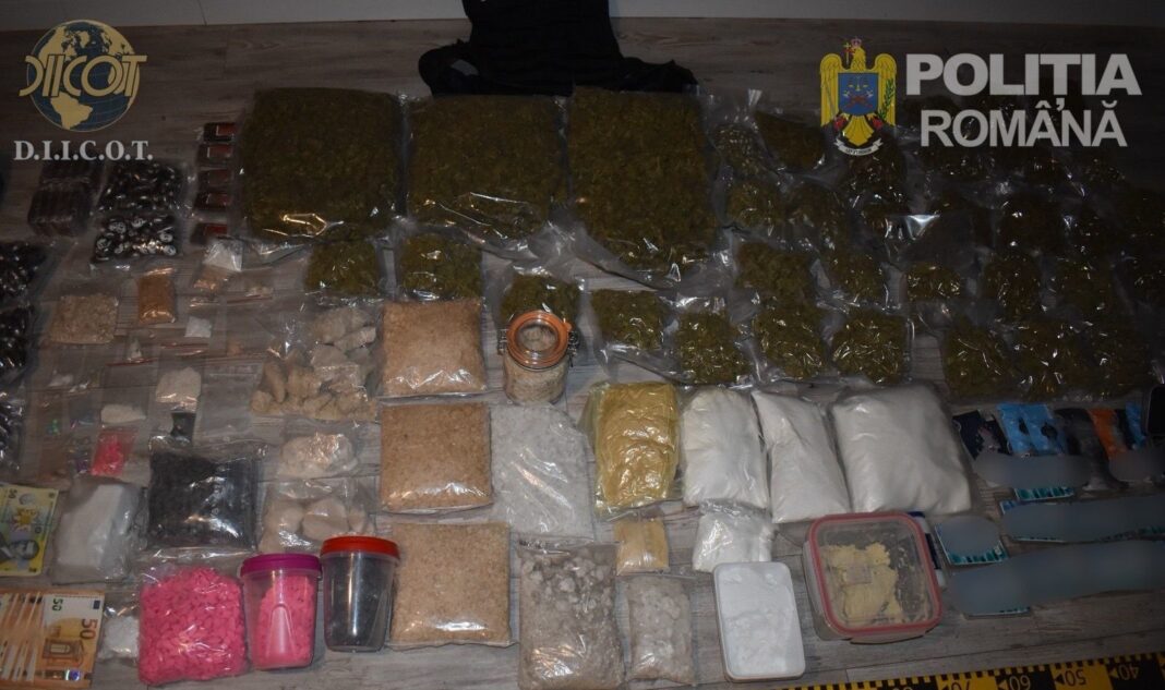 NEWS.ro: Nouă persoane care vindeau droguri unor tineri, inclusiv elevi, la şcoli sau în apropierea acestora, la petreceri sau în apartamente închiriate, la Oradea, arestate preventiv