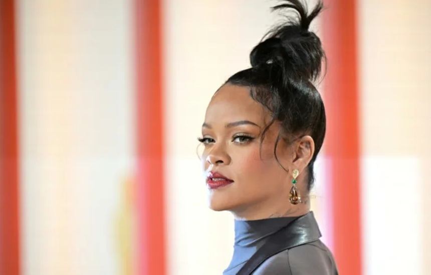 NEWS.ro: O femeie suspectată de faptul că a tras în conacul lui Rihanna din Beverly Hills, arestată, anunţă LAPD. Ivanna Lisette Ortiz a tras cu o puşcă de tip AR-15, dintr-o Tesla albă, parcată peste drum de conac. Ea a fost arestată într-un centru comercial. Cau