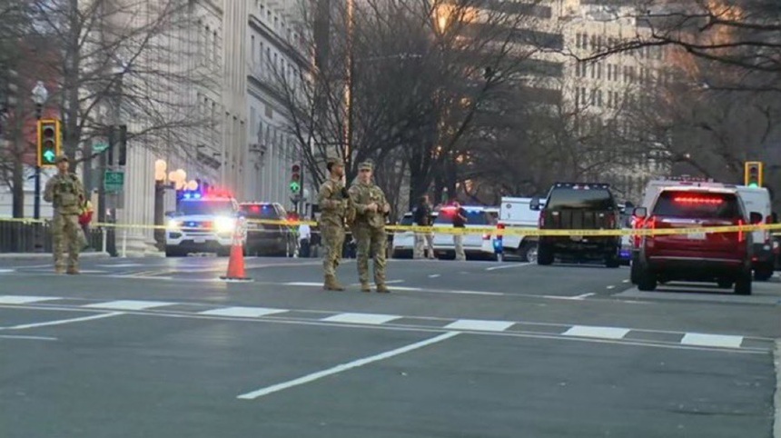 NEWS.ro: O furgonetă forţează bariere de securitate la Casa Albă, la intersecţia Connecticut Avenue cu H Street. Şoferul, arestat şi interogat, anunţă Secret Service. Nicio persoană nu a fost rănită. Perimetru de securitate şi circulaţia închisă pe mai multe străz