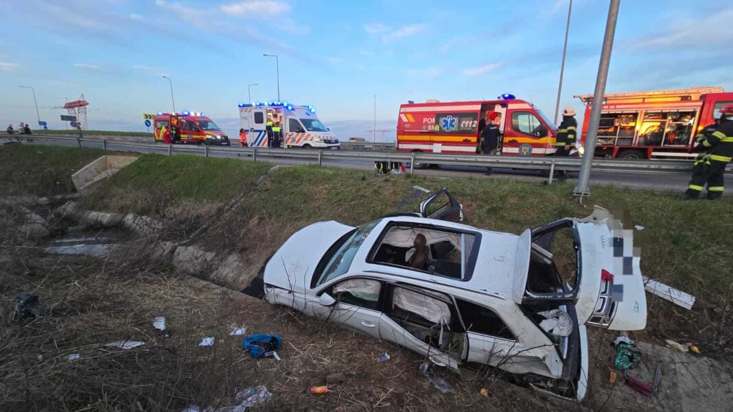 NEWS.ro: O persoană a murit şi cinci au fost rănite, după ce o maşină s-a răsturnat în Satu Mare / Un bărbat a fost aruncat din autoturism, fiind găsit în stop cardio-respirator