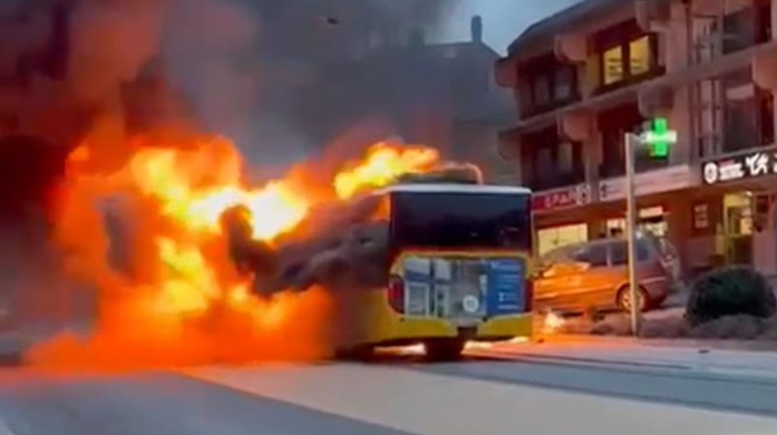 NEWS.ro: O persoană aflată la bordul autobuzului care a luat foc în Elveţia s-ar fi autoincendiat. Incidentul s-a soldat cu şase morţi