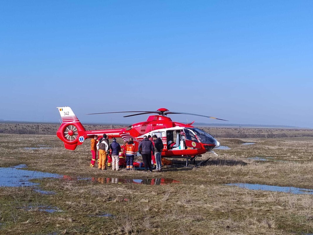 NEWS.ro: Olt: Misiune dificilă pentru salvarea unui bărbat rănit într-un accident cu ATV-ul/ Evenimentul a  avut loc într-o zonă greu accesibilă şi cu teren mlăştinos/ A fost nevoie de intervenţia elicopterului SMURD