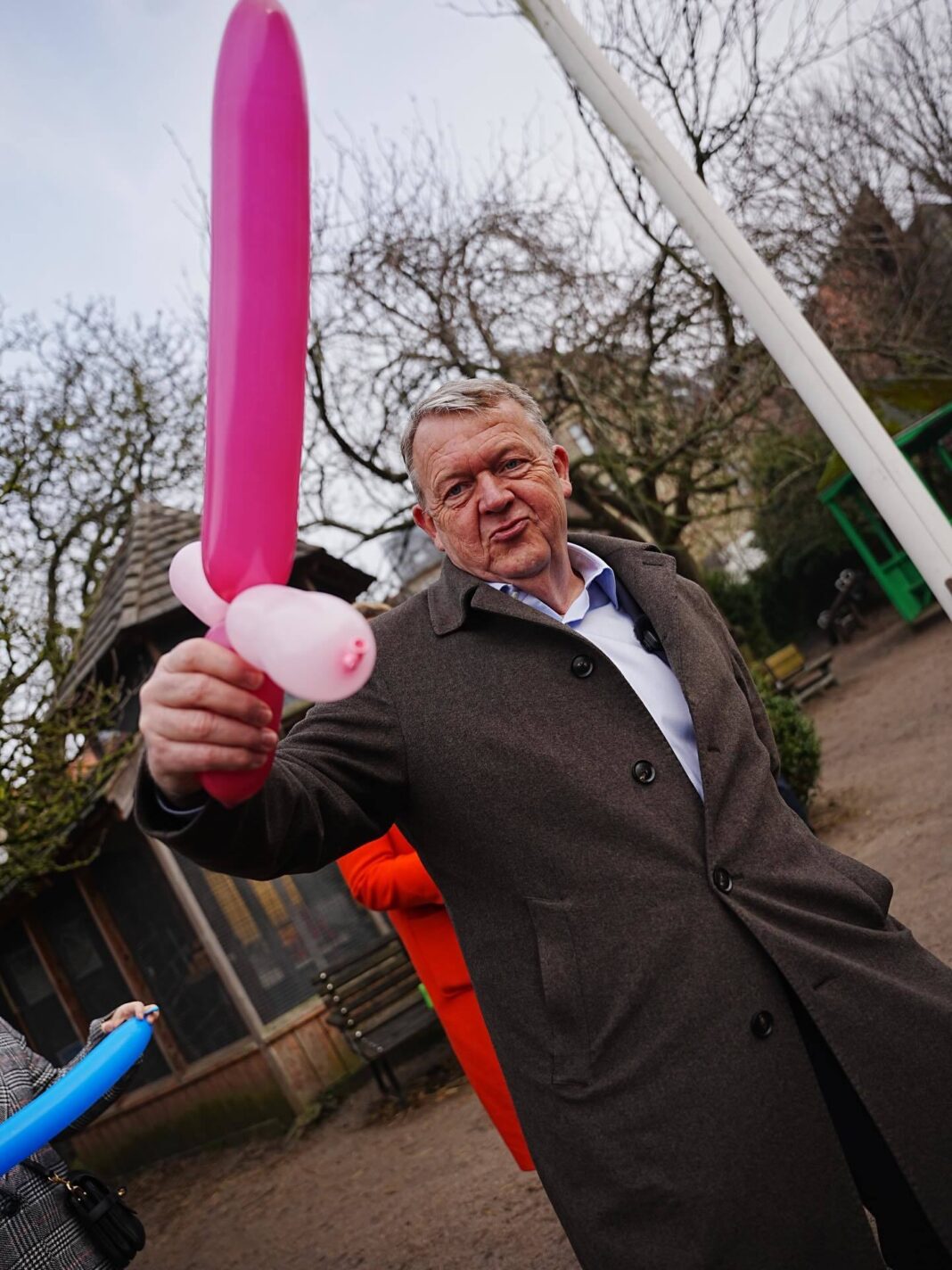 NEWS.ro: Omul care ar putea decide soarta Danemarcei este un bărbat care se spală pe dinţi cu săpun. Lars Løkke Rasmussen ar obţine doar 12 locuri în viitorul parlament al ţării, dar el ar putea decide cine va conduce guvernul de la Copenhaga