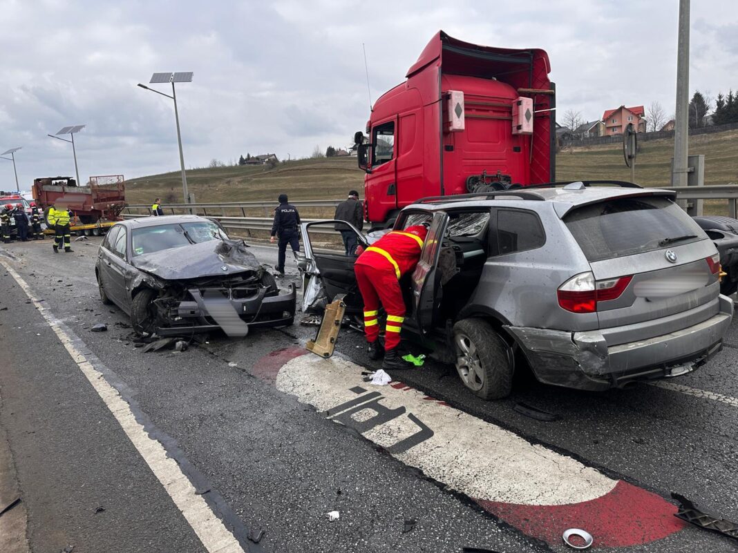 NEWS.ro: Patru persoane, rănite într-un accident rutier produs pe centura ocolitoare a municipiului Suceava/ Traficul este blocat