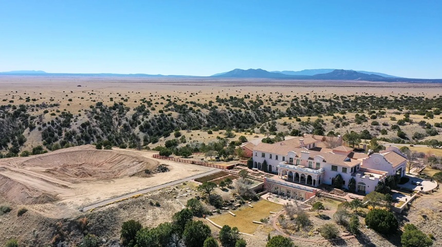 NEWS.ro: Percheziţie la ranch-ul Zorro al lui Epstein, în New Mexico, în urma unei redeschideri a unei anchete penale cu privire la fapte comise de infractorul sexual pe această proprietate