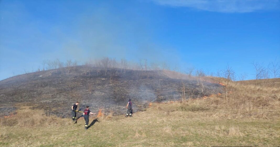 NEWS.ro: Peste 30 de hectare de vegetaţie uscată afectate de incendii în judeţul Covasna, în ultima săptămână - FOTO