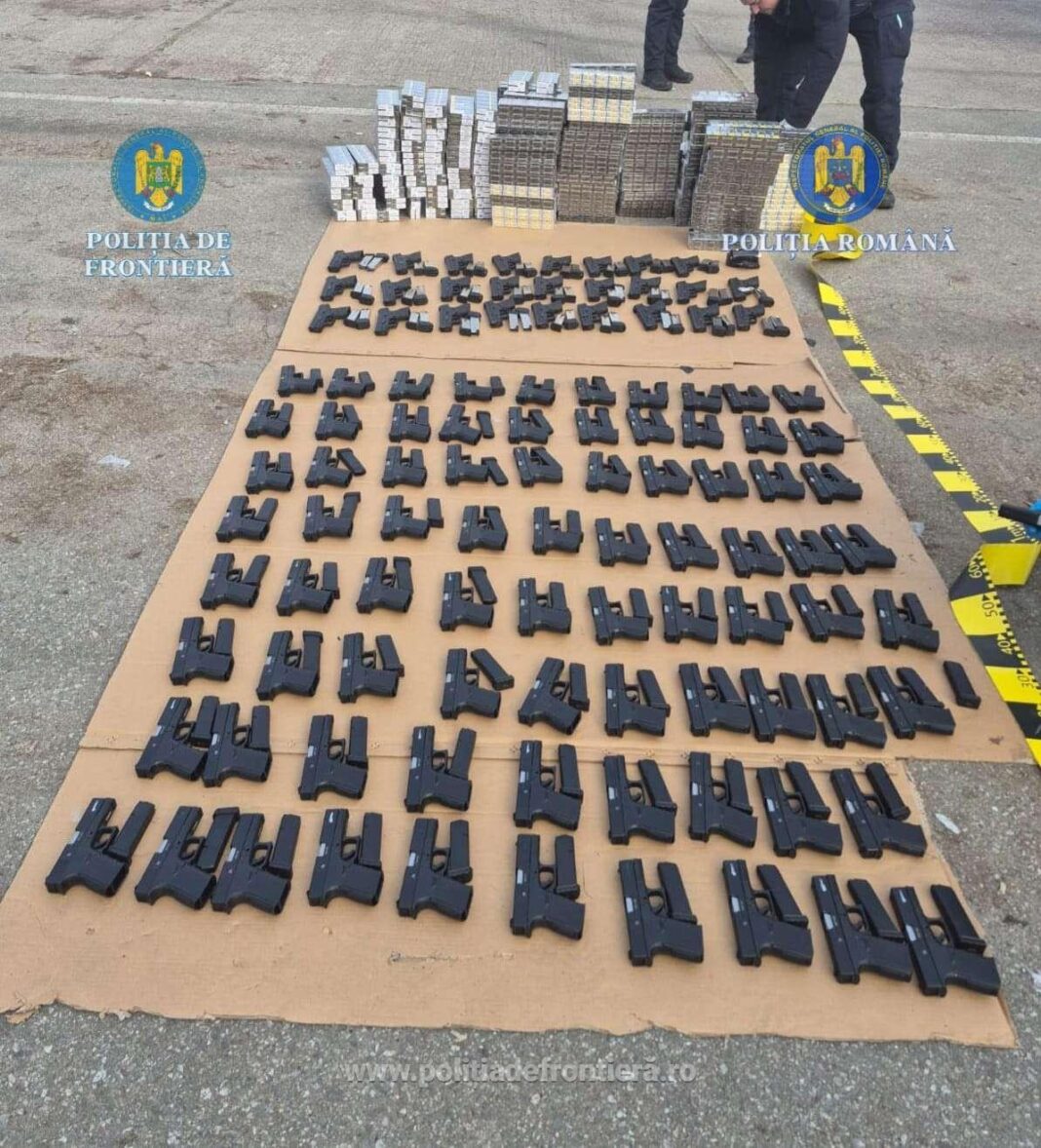 NEWS.ro: Peste o sută de pistoale, peste 130 de încărcătoare şi zeci de mii de ţigarete descoperite de poliţiştii de frontieră într-un camion turcesc - FOTO