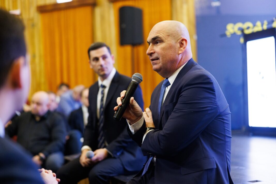 NEWS.ro: Premierul anunţă noi reguli privind angajările la stat: Cumulul pensiei cu salariul va fi posibil dacă renunţi la 85% din valoarea pensiei speciale. Dacă ai lucrat la pensie contributivă, ţi-ai făcut toată vechimea, nu e problemă