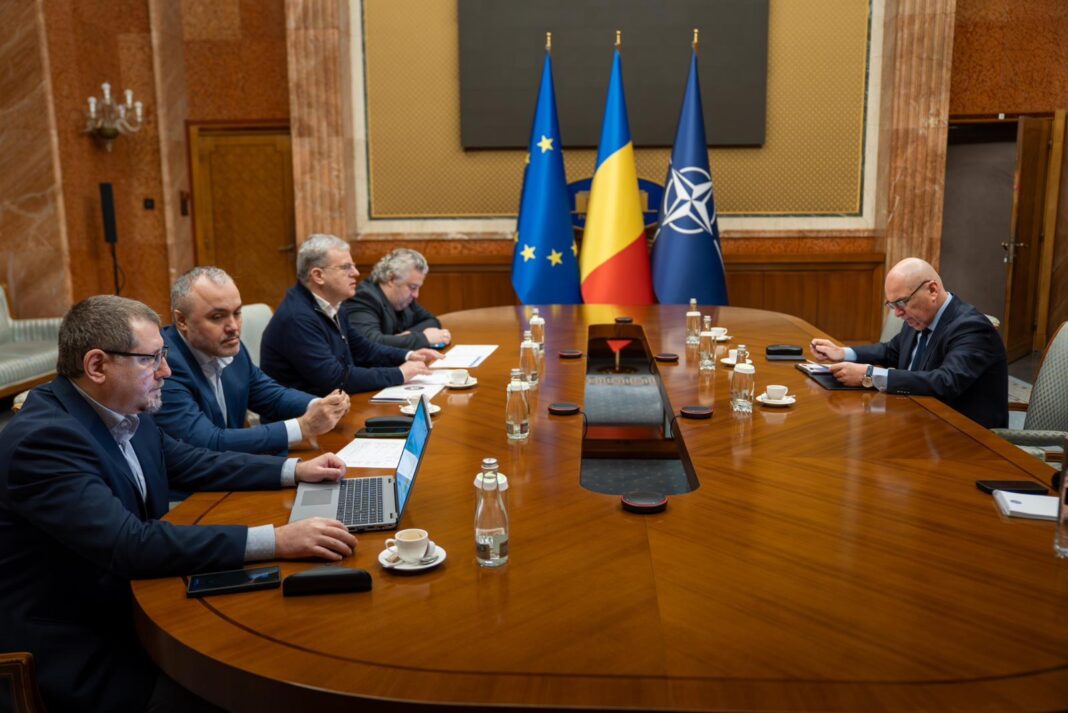 NEWS.ro: Premierul Bolojan, întâlnire de lucru privind stadiul de realizare al proiectului pentru electrificarea şi reabilitarea liniei de cale ferată Cluj Napoca – Oradea – Episcopia Bihor / Investiţia de peste 7,6 miliarde de lei este finanţată prin PNRR